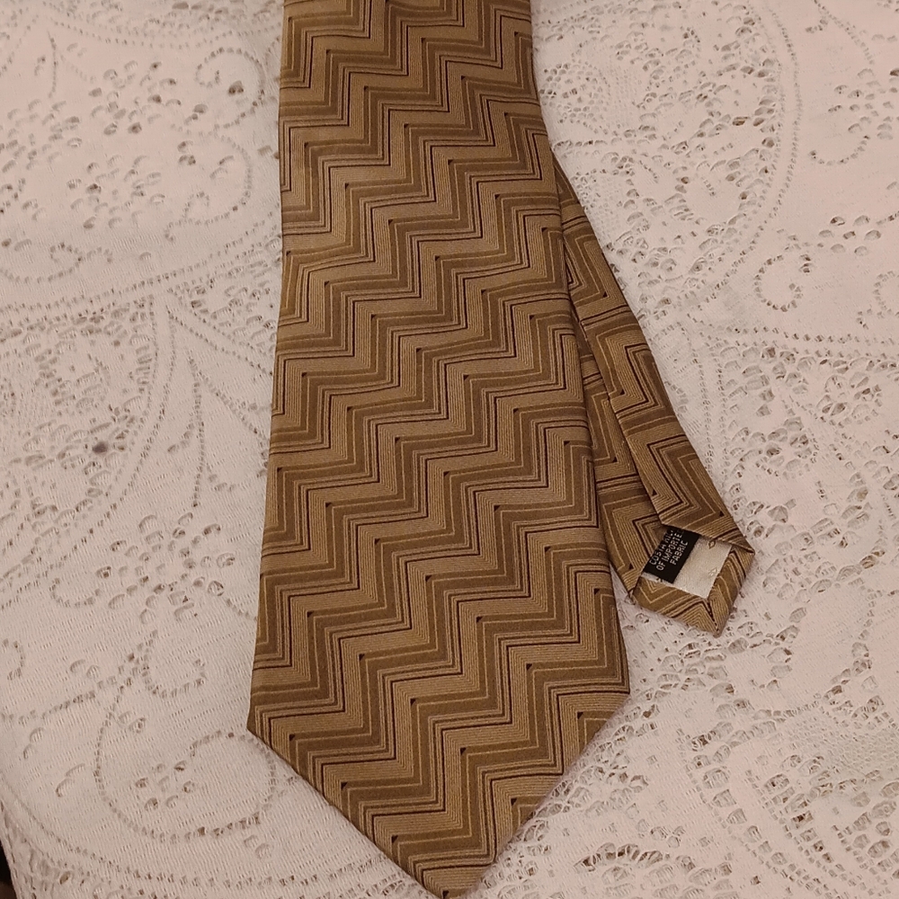 Bill Blass Black Label 100% Silk Gold Zig Zag Print Tie